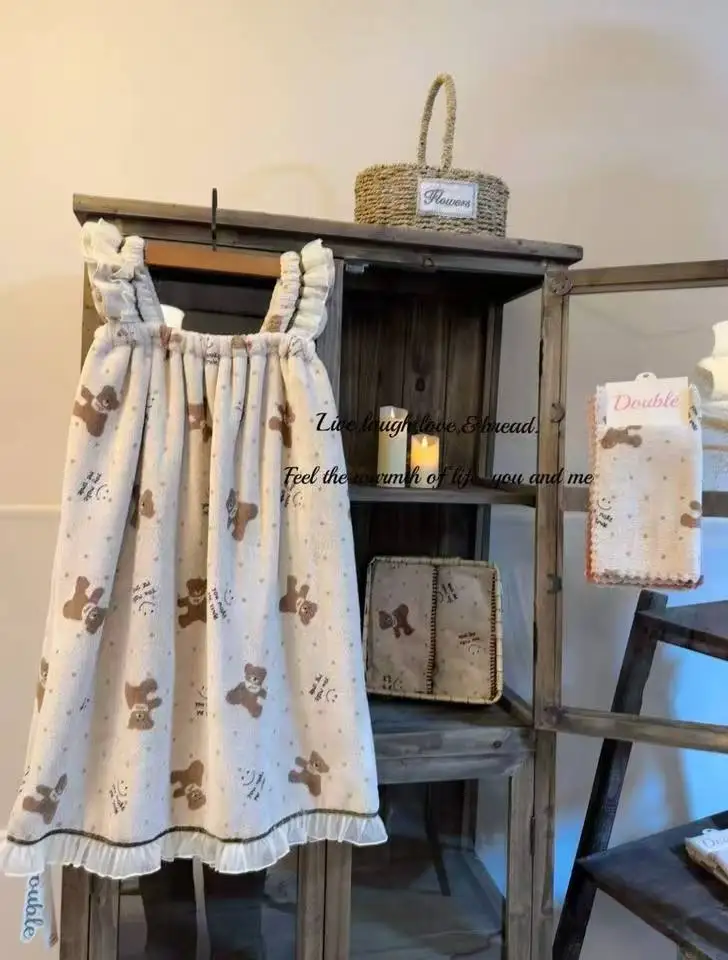 Lace-trimmed princess bathrobe with cute cartoon bear print, shoulder straps, absorbent and quick-drying towel-style bathrobe