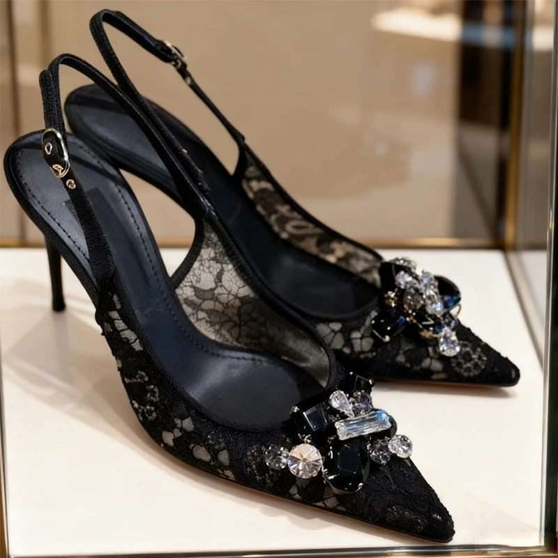 صنادل بكعب عالي من الدانتيل الأسود مزينة بحجر الراين بمقدمة مدببة وكعب عالٍ أنيق للحفلات المسائية للنساء