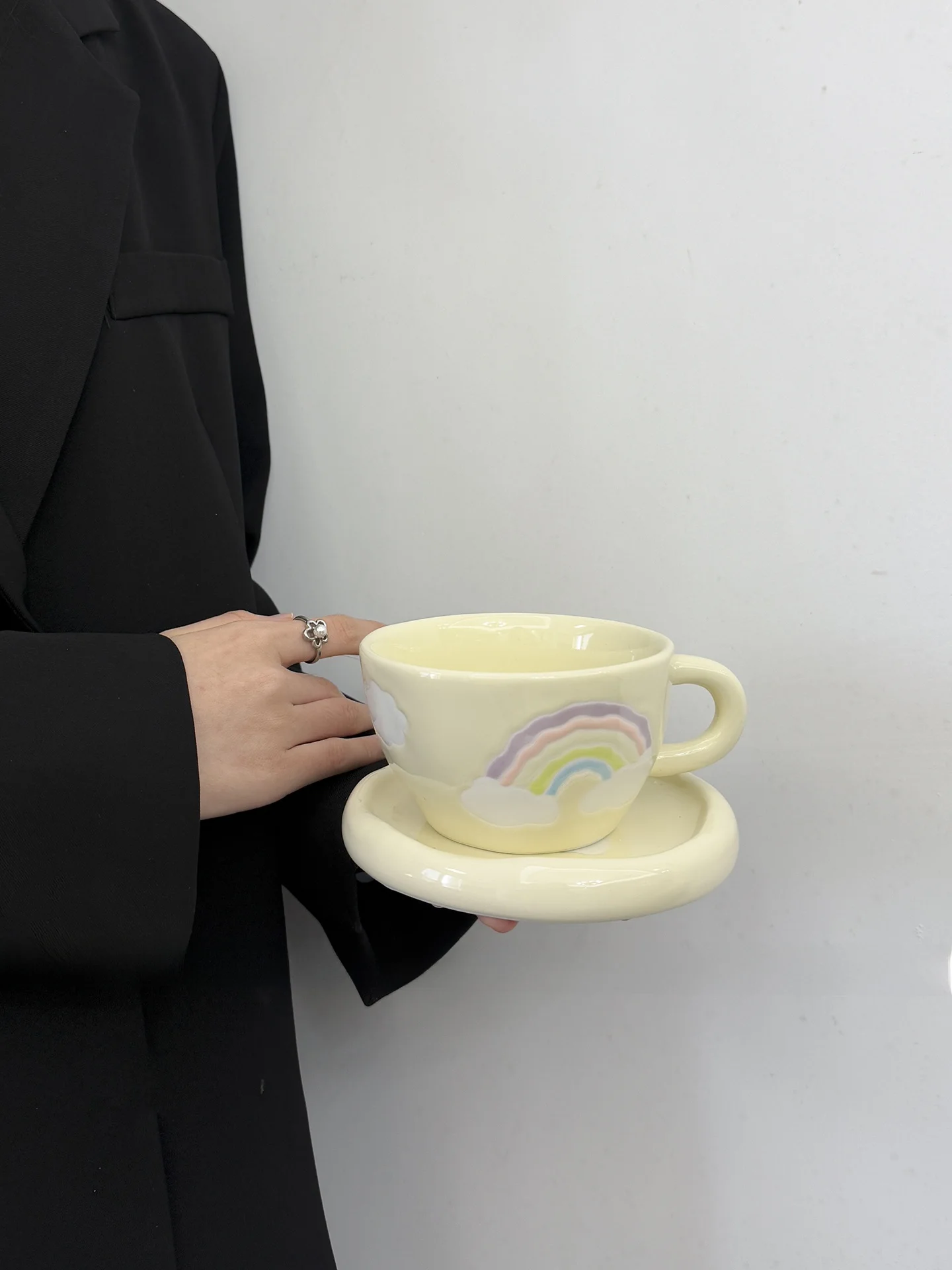 虹色のコーヒーカップセット、カップルのティータイム用セラミックカップ＆ソーサー、電子レンジ・食洗機対応、キュートなスタイル、黄色とオレンジのカップ