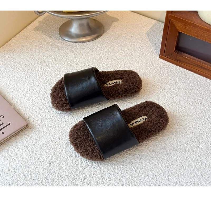 รองเท้าแตะผู้หญิงแบบสวม พื้นนิ่ม หนังกลับ รุ่น 2025 รองเท้าแตะในบ้าน ผ้าฝ้าย นุ่มฟู ทันสมัย