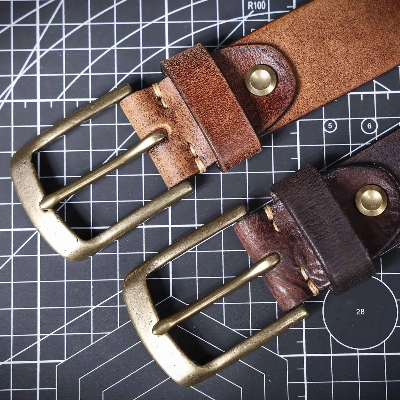 Vintage-Herrengürtel aus echtem Leder mit massiver Messingschnalle, lässiger Dornschließe-Gürtel mit Geschenkbox, verdicktes italienisches Rindsleder – Detail 9