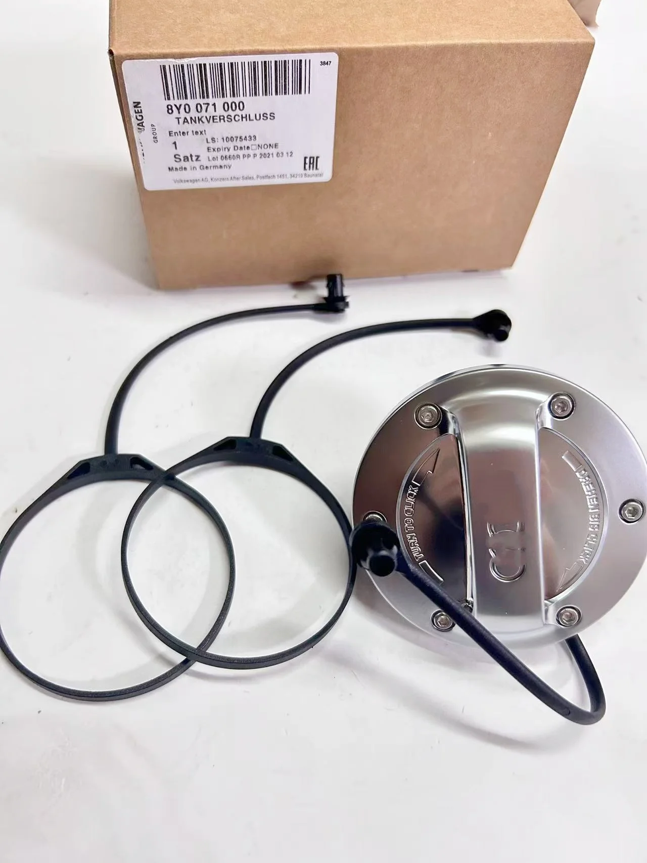 Top 8Y0071000 External Fuel Tank Cap With Tether Replacement Part for 1.5L 2.0L 3.0L Petrol Saloon SUV Auto Parts 2016 to 2023