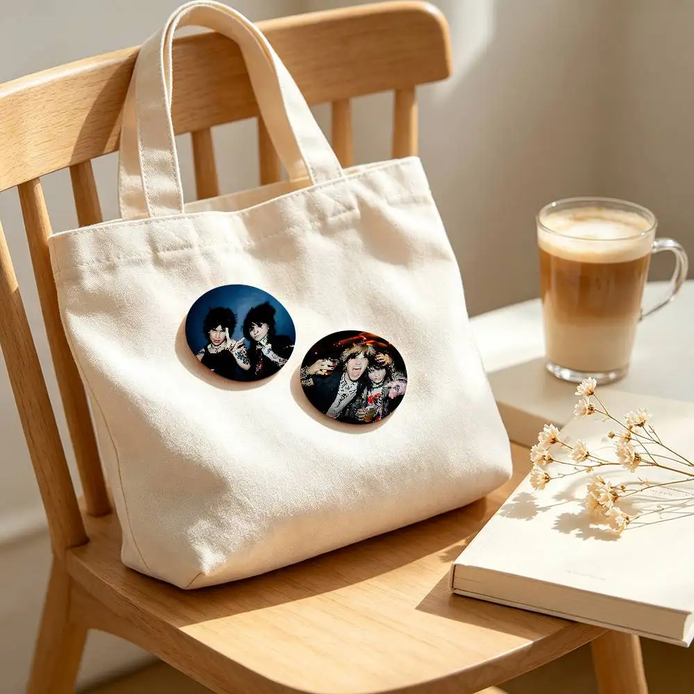 Popular Jake Webber Johnnie Guilbert Enamel Pins Handmade Round Brooch L Killer Yagami Light Cosplay Badge Backpacks Jewelry Gif