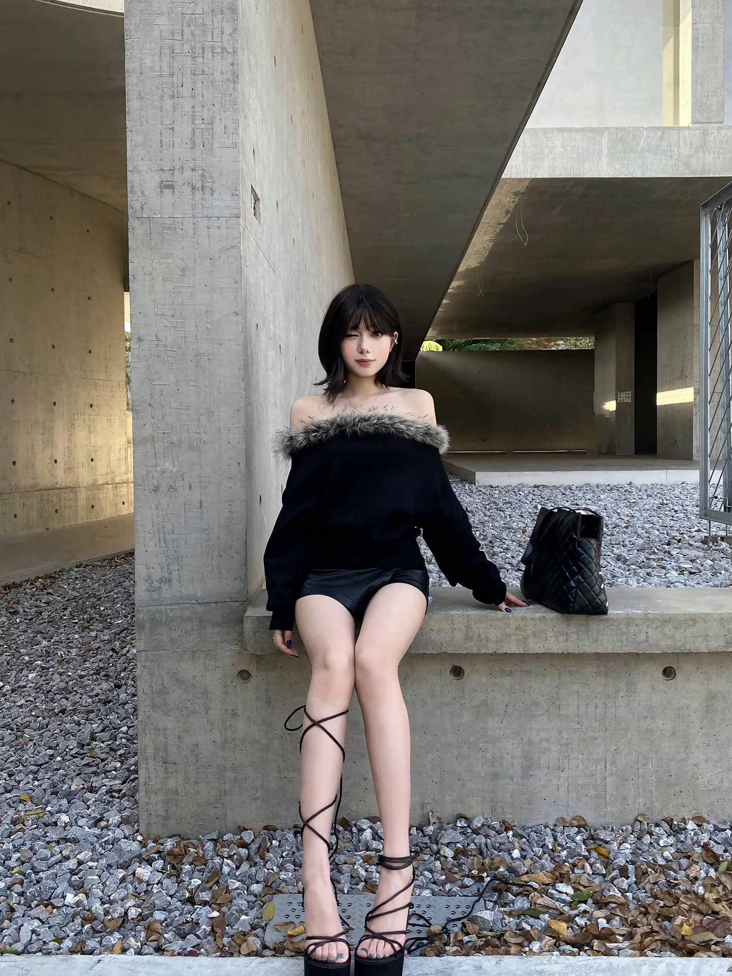 

Свитер FEMPILOT Design Sensation с длинным меховым воротником, открытыми плечами, свободного кроя, с эффектом стройности