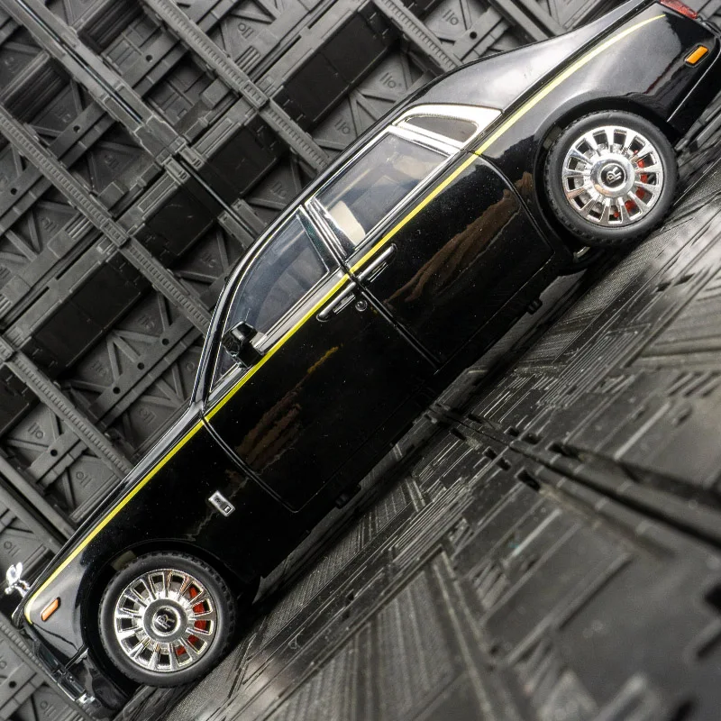 

1:20 Simulation Rolls Royce Phantom Alloy Car Model Ornament has sound and lighting functions, rich details, fine workmanship
