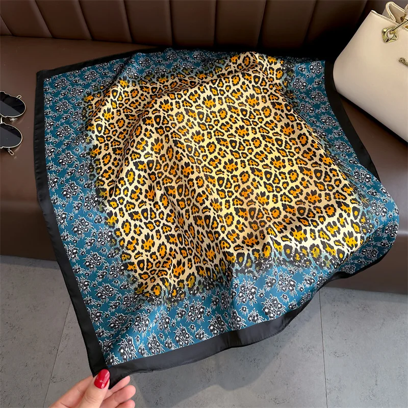 Bufanda cuadrada con estampado de leopardo de marca de lujo para mujer, bufanda de seda de imitación, decoración versátil informal, bufanda pequeña para el cuello, 70CM x 70CM