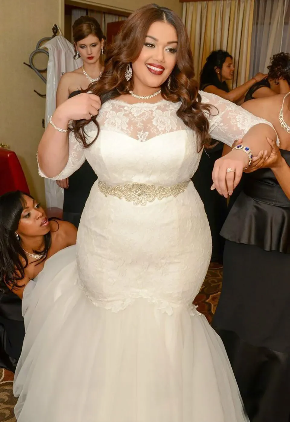 ชุดแต่งงานลูกไม้พลัสไซส์ทรงเมอร์เมด แขนครึ่งแขน ผ้าซีทรูยาวกรอมพื้น ประดับลูกปัดและผ้าคาดเอว กระดุมปิด