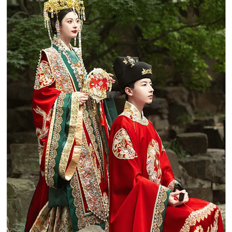 A complete set of heavy-duty Chinese-style wedding dress featuring new Han Dynasty phoenix crown and red robe