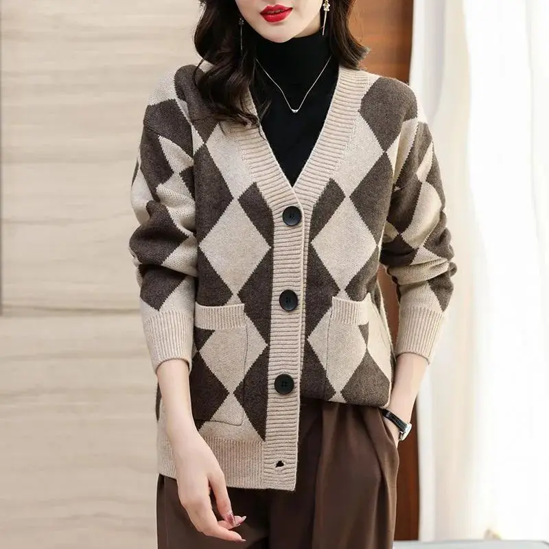 Sweater Coat Cardigan Women's Spring and Autumn 2023 New Korean V-neck Large Green Checkerboard Knitwear Trend