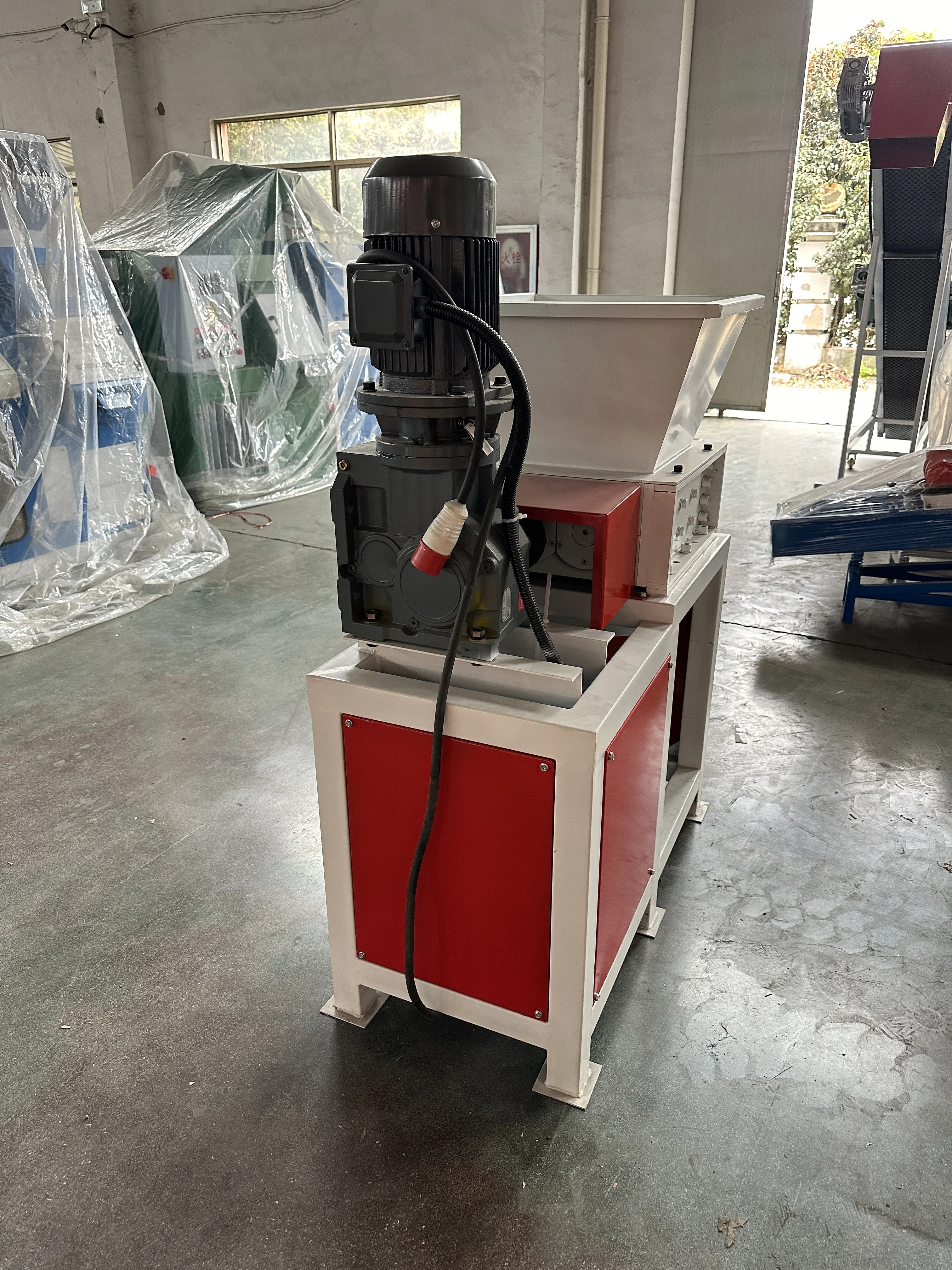 High-efficiency miniature metal and plastic shredder for scrap recycling of biaxial blades