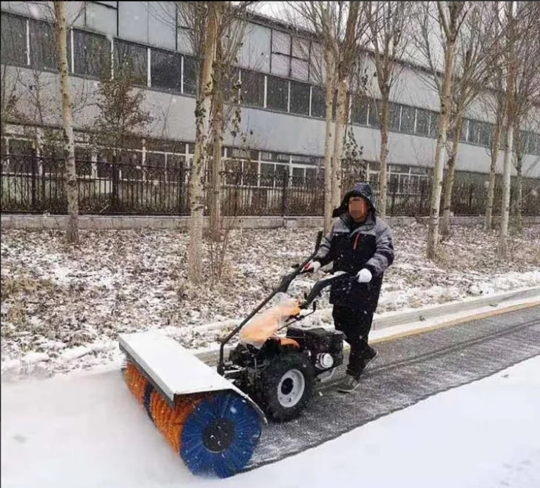Spazzatrice multifunzionale di alta qualità Spazzatrice per neve 6,5 CV/ 13 CV/15 CV Spazzaneve Spazzatrice per rimozione neve