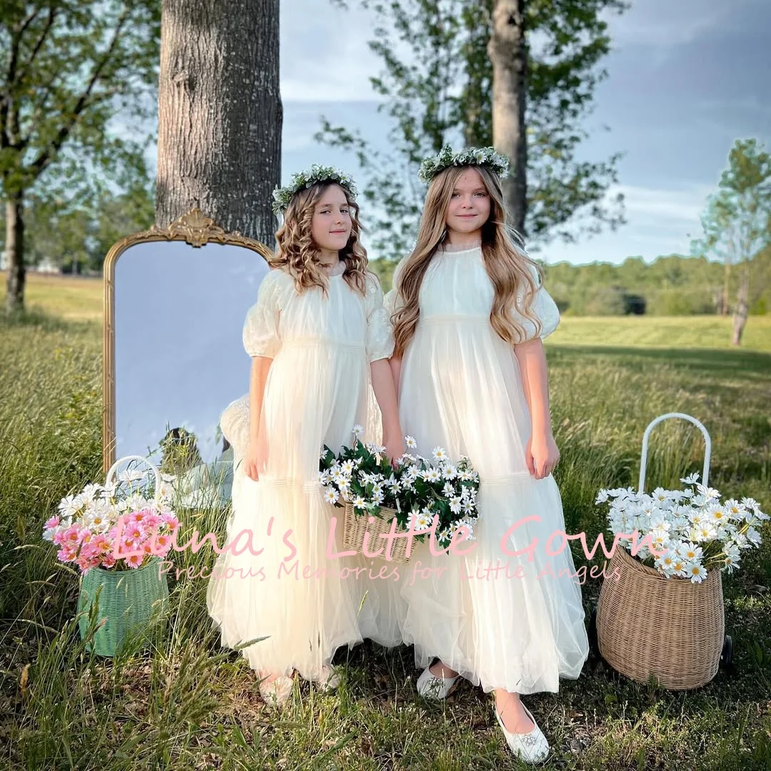 Vestido de niña de las flores vintage con cuello alto y mangas abullonadas, falda de tul fluida de varias capas, ideal para sesiones de fotos al aire libre y comuniones.