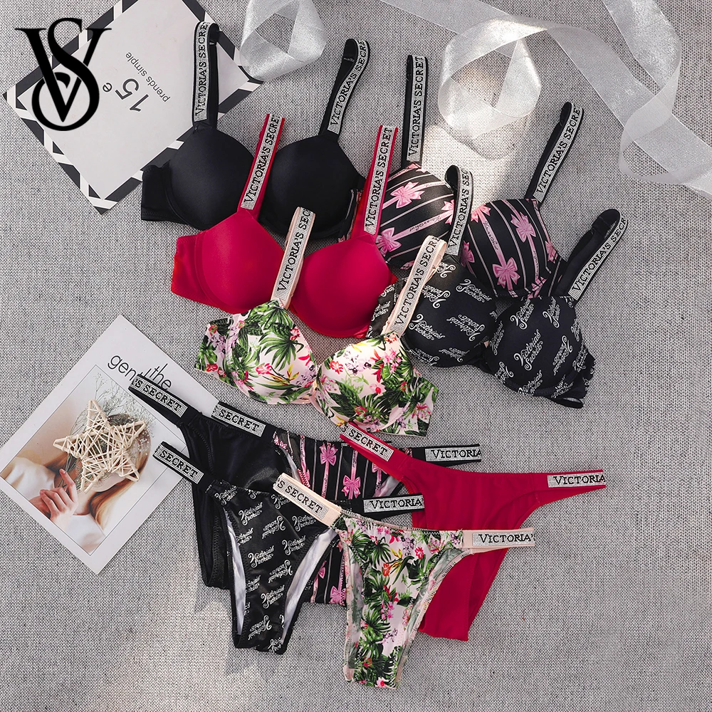 victoria-secret-shine-script-thong-panty-set-reggiseno-push-up-con-logo-lucido-e-motivo-floreale-tropicale-lingerie-femminile-molto-sexy