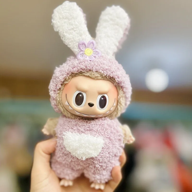 17 ซม.น่ารัก Mini Plush ตุ๊กตาเสื้อผ้าชุดอุปกรณ์เสริมสําหรับ Labubu ตุ๊กตาเสื้อผ้าเด็กของขวัญสีดําและสีแดงแผ่นโดยรวมและหมวก