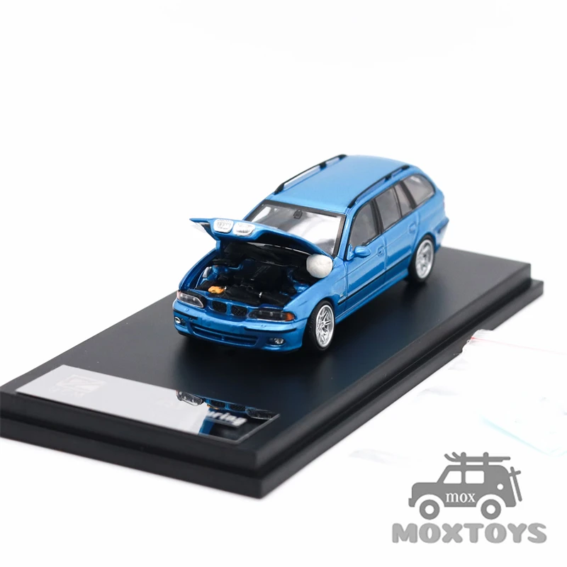 DCM 1:64 E39 Wagon Argento / Blu metallizzato / Nero Limited500 Diecast Modello di veicolo da collezione