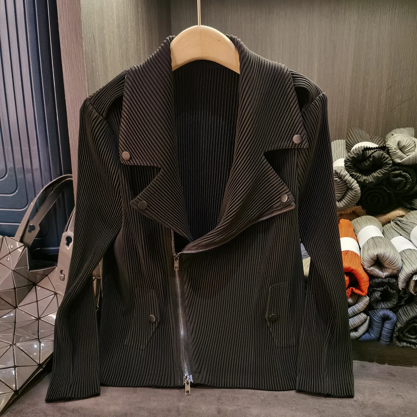 Miyake Autumn and Winter 2025 Retro Fried Street Biker Large Lapel Solid Color Jacket Female Casual Jacket Zipper Long-sleeved