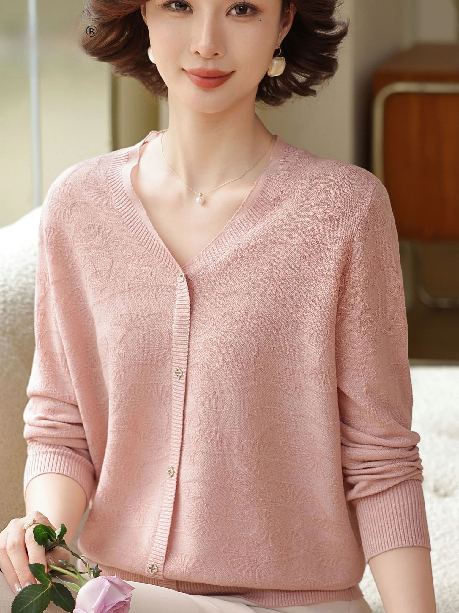 

Новая модная вязаная базовая кофта с V-образным вырезом, свободный топ для женщин среднего возраста, дышащий, антистатический, износостойкий.