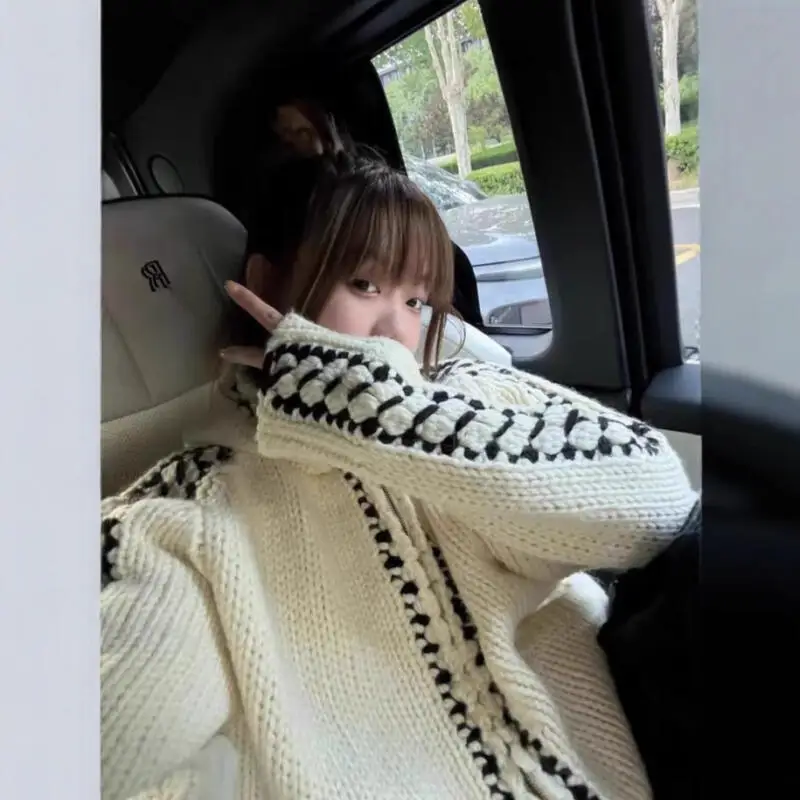 เสื้อสเวตเตอร์ไหมพรมถักสำหรับผู้หญิง สไตล์ฤดูใบไม้ร่วงและฤดูหนาว แบบมีฮู้ด ลายดอกไม้สไตล์เรโทร  ผ้าหนานุ่ม  พร้อมซิป