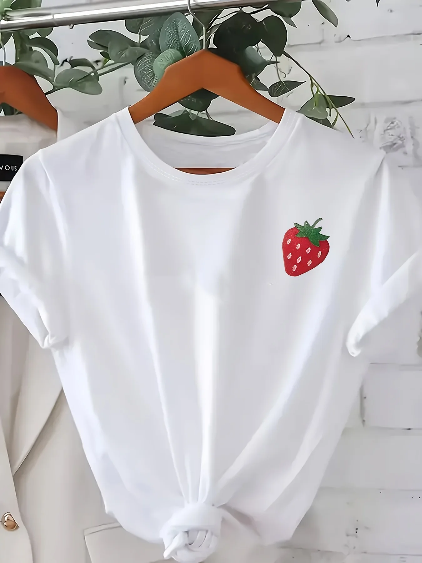 Kaos Motif Stroberi Lucu Eropa dan Amerika, Atasan Kasual Leher Bulat Lengan Pendek untuk Pakaian Estetika Musim Semi