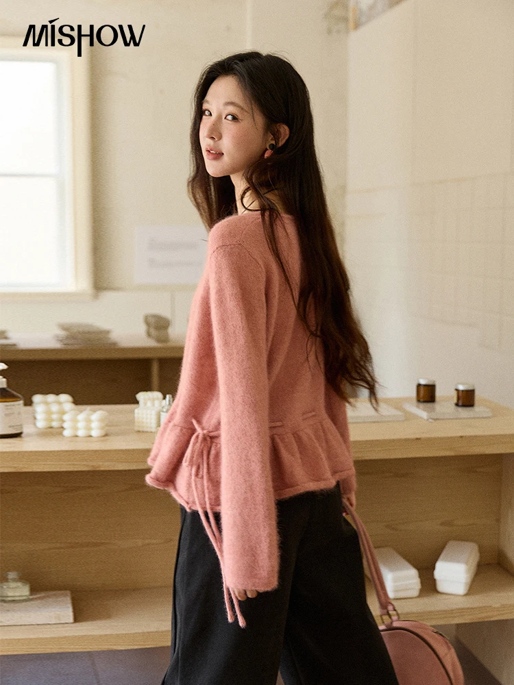 سترة نسائية وردية من MISHOW موضة شتاء 2025 على الطراز الفرنسي برقبة دائرية وحاشية مكشكشة مع حزام برباط بلوفر MXE90Z2824