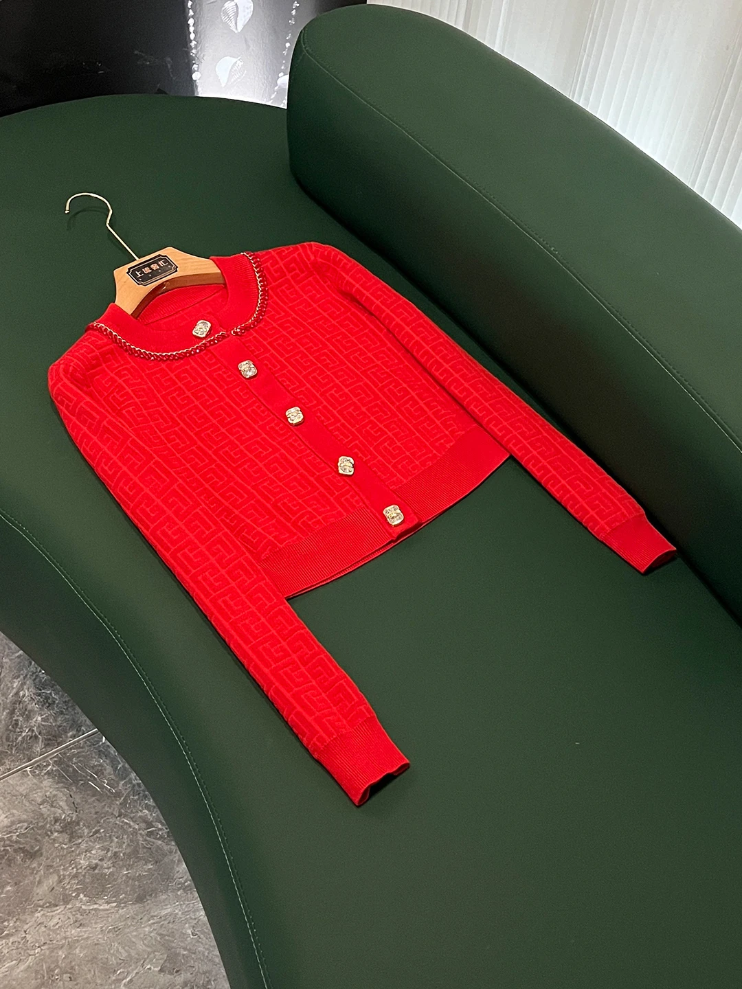 

Высококачественное модное вязаное женское верхнее пальто с цепочкой и пуговицами, осеннее новое поступление, длинный кардиган обычного кроя Sve