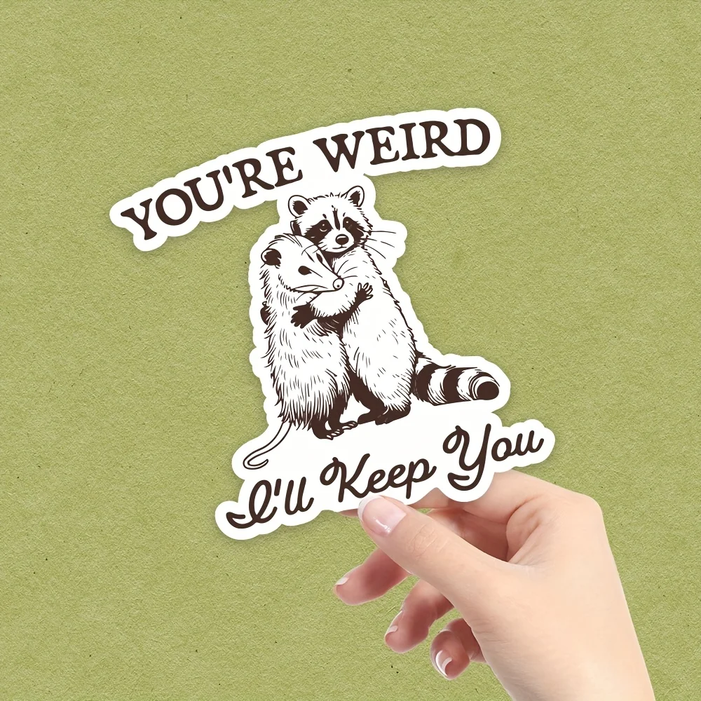 

Виниловая наклейка «1/3/5 You're Weird I'll Make You Cute» с енотом и опоссумом — водонепроницаемая, прочная наклейка-граффити для чехла телефона