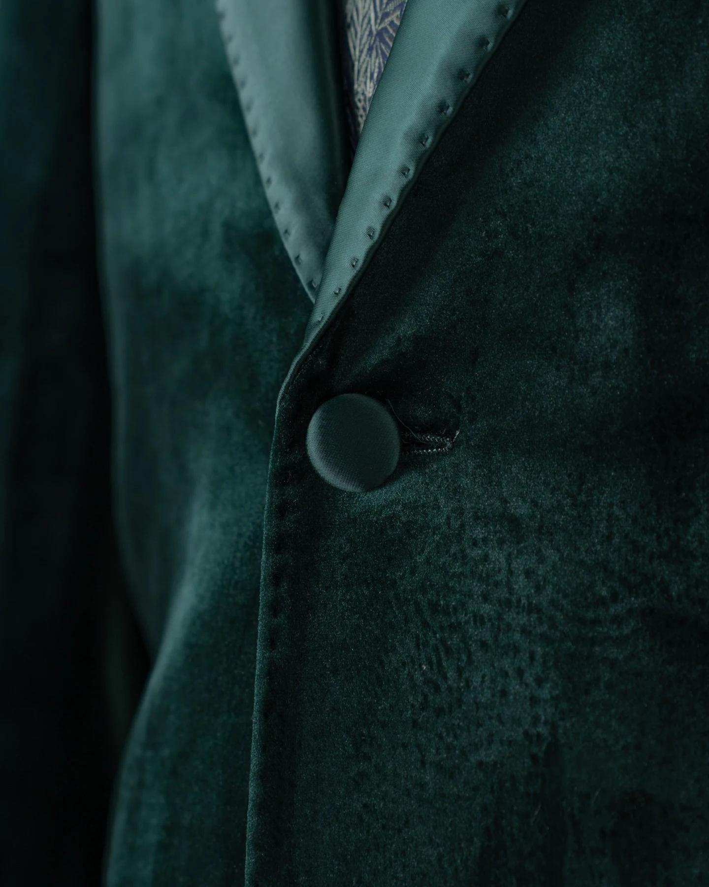 Luxury Emerald Green Velvet Blazer with Silver Bird Lapel Pin and White Pocket Square Men Formal Customized M265888
