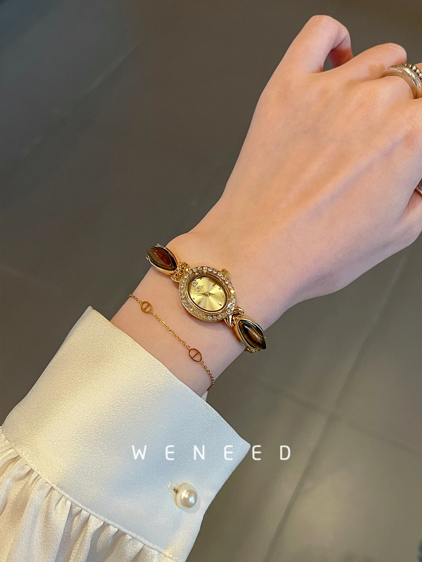 ساعة يد نسائية أنيقة، طراز عتيق، فاخرة ومتطورة، قرص صغير، حزام فولاذي أنيق، ساعة نسائية عصرية.