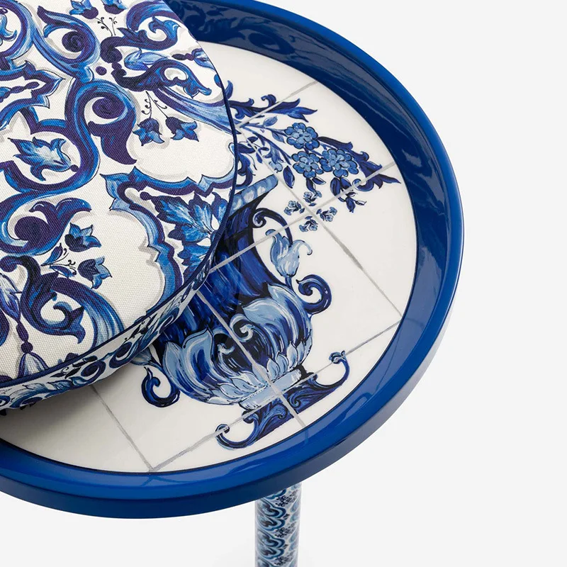 고급스럽고 심플한 커피 테이블