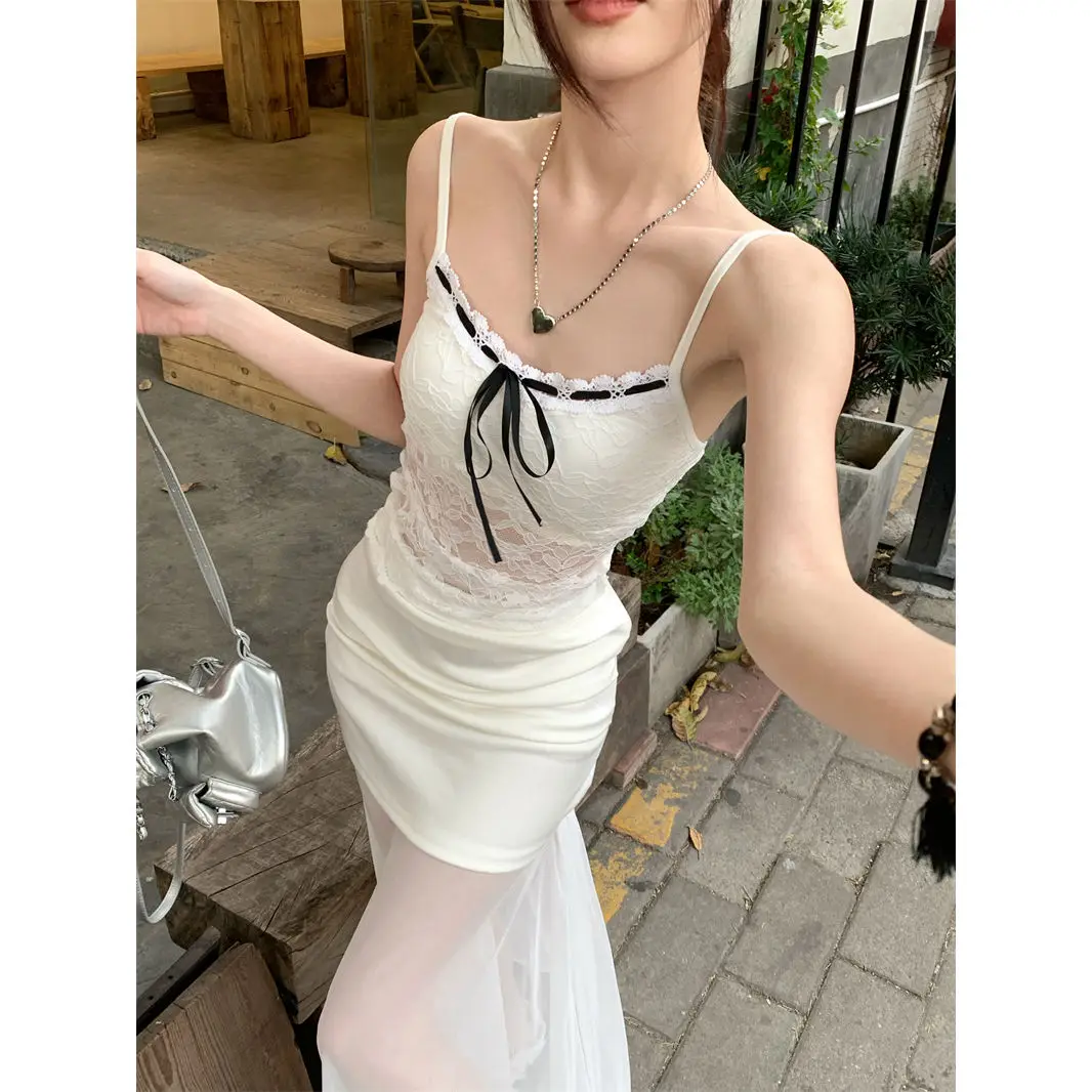 

Bowknot-tied Lace Camisole with Net Yarn Patchwork and a Body-hugging Half Long Skirt