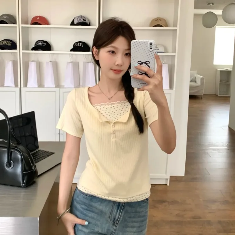 Camiseta Henley de punto acanalado color crema para mujer con ribete floral pequeño, manga corta, estilo casual y con capas