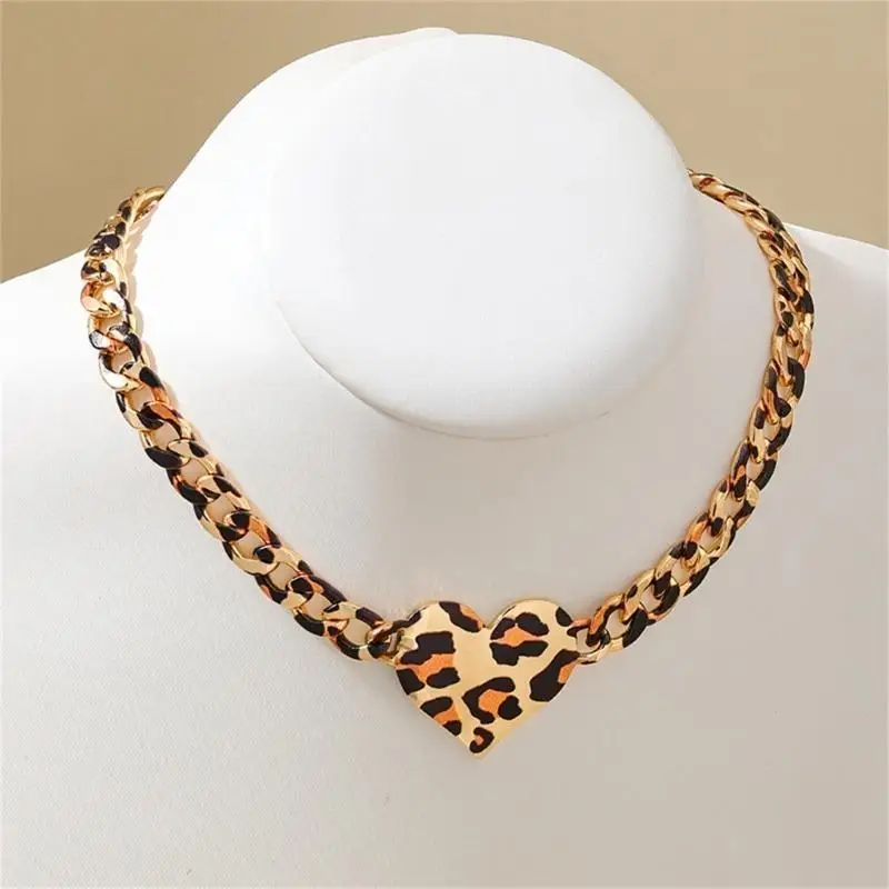 A52E Simple Necklace Fashion Leopard Heart Pendant Necklace Heart Neck Jewelry Perfect for Youthful Couple or Close Friend