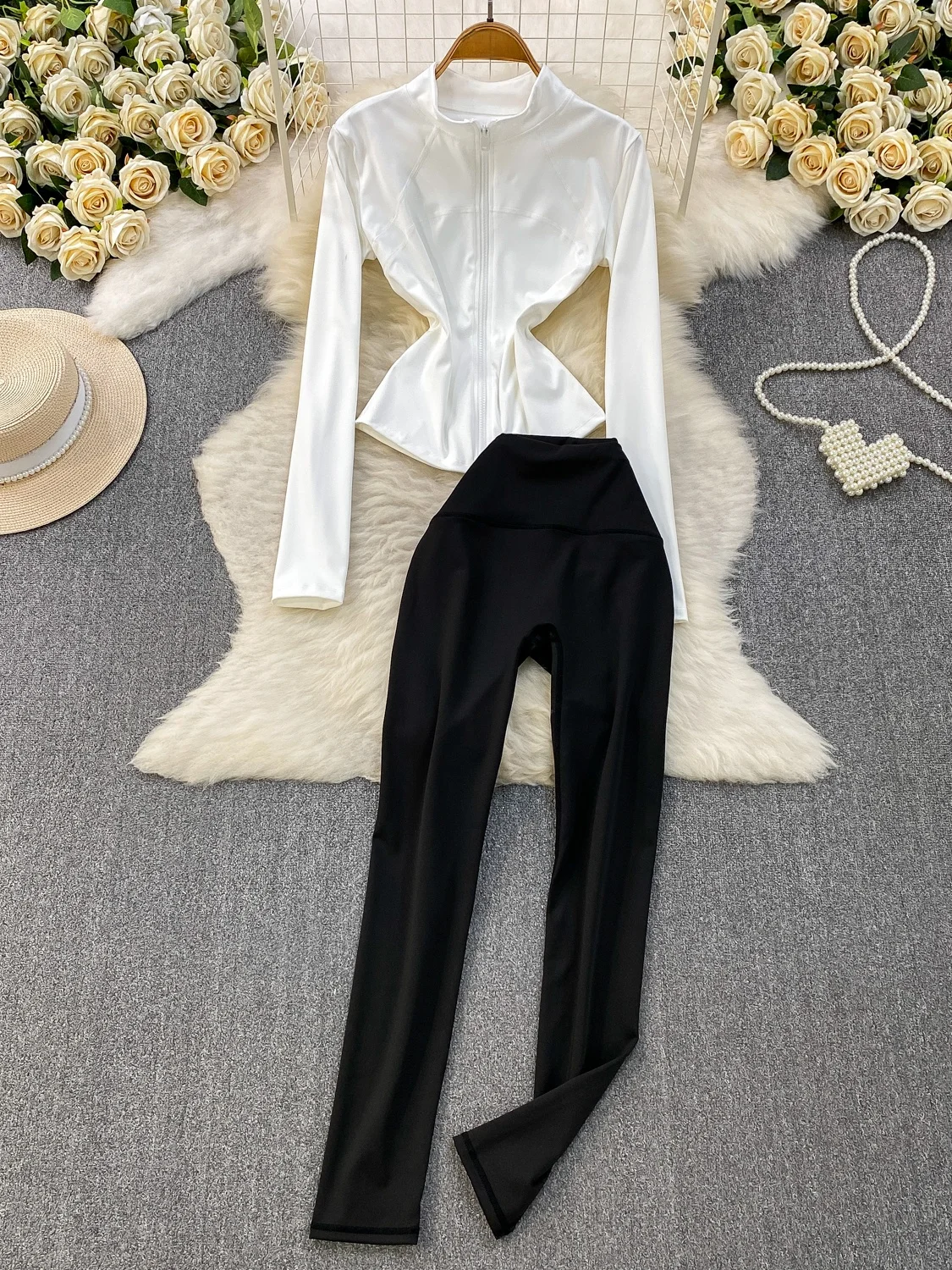 

Модный ветрозащитный комплект из двух предметов: куртка с воротником-стойкой на молнии и удлиненные брюки с высокой талией для стройности и удлинения ног, с защитой от солнца