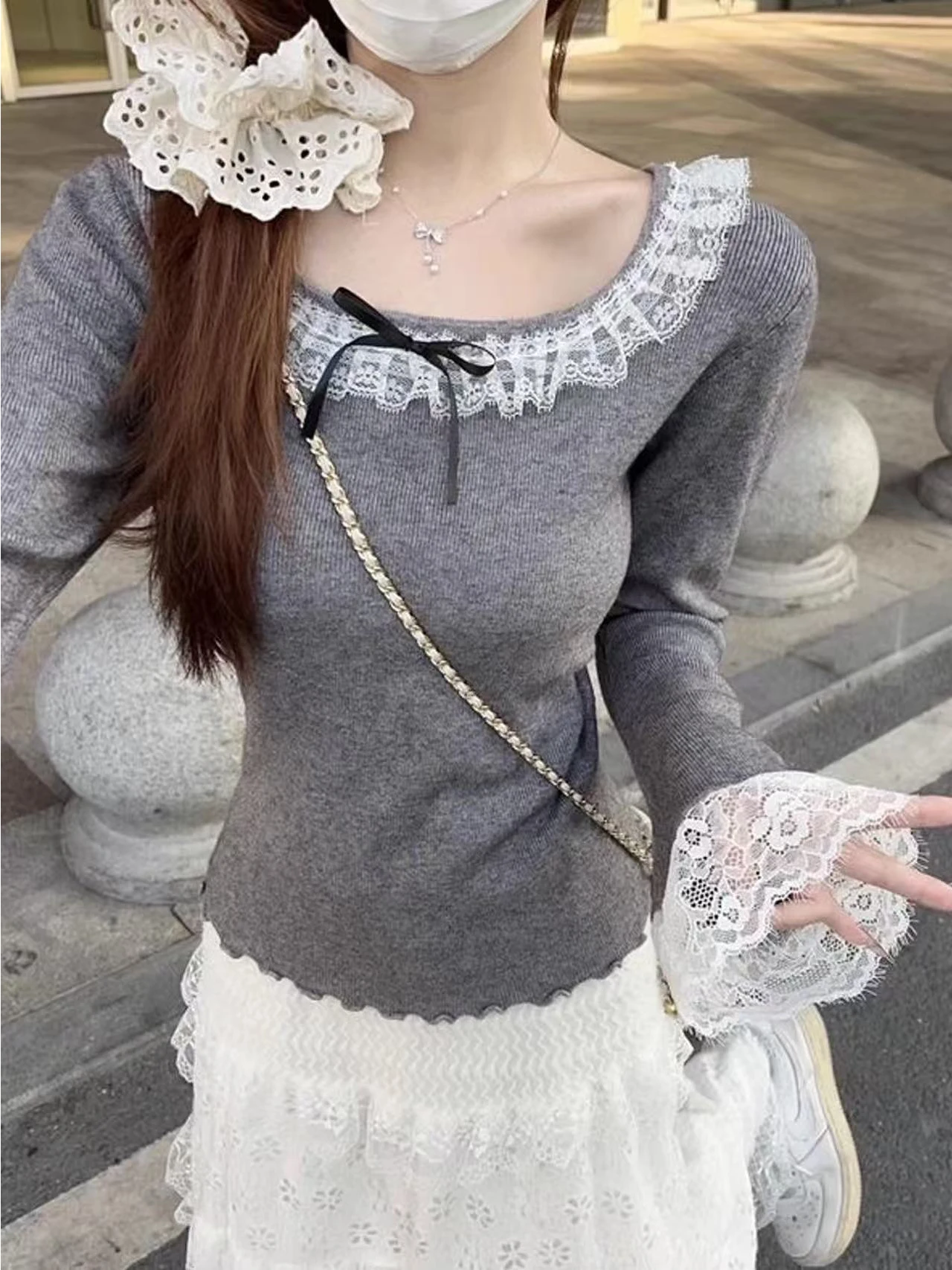 เสื้อไหมพรมแขนยาวทรงเข้ารูปสำหรับผู้หญิง ดีไซน์ผูกโบว์  ใส่เป็นเสื้อตัวในหรือเสื้อตัวนอกได้  รุ่นใหม่สำหรับฤดูหนาว