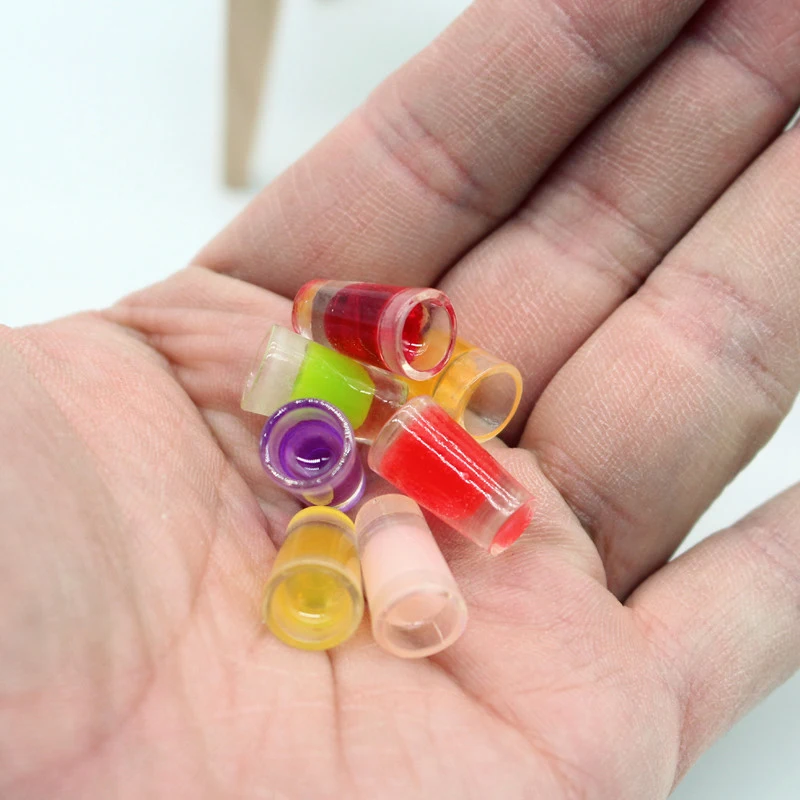 Accessori per Modellini di Scene di Gioco: Set di 7 Bottiglie Miniatura di Succo; Decorazioni per Casa delle Bambole con Tazze Colorate per Bevande alla Frutta in Miniatura