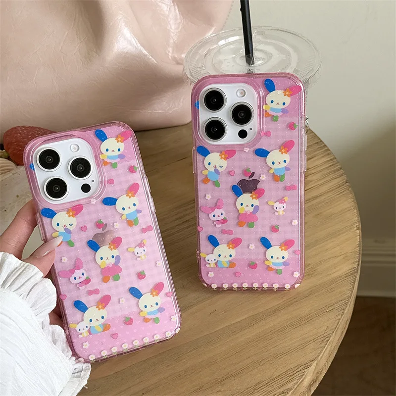 เคสโทรศัพท์ลายการ์ตูนซานริโอ อุซาฮานะ สีชมพู ลายตาราง ลายสตรอว์เบอร์รี่ เหมาะสำหรับ iPhone 16/15/14/13 เคสป้องกันโทรศัพท์ลายการ์ตูนอนิเมชั่น ของขวัญสุดพิเศษ