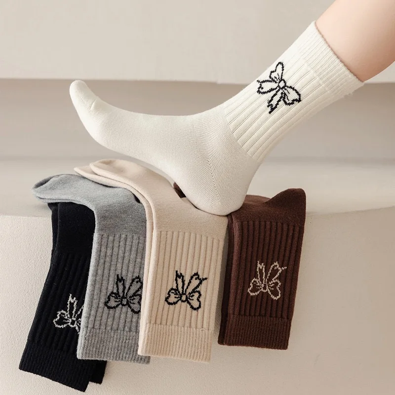 5 Paar Fliege Mode Mid Tube Socken Frühling Sommer dünne atmungsaktive einfarbige lange Socken einfache bequeme Damensocken