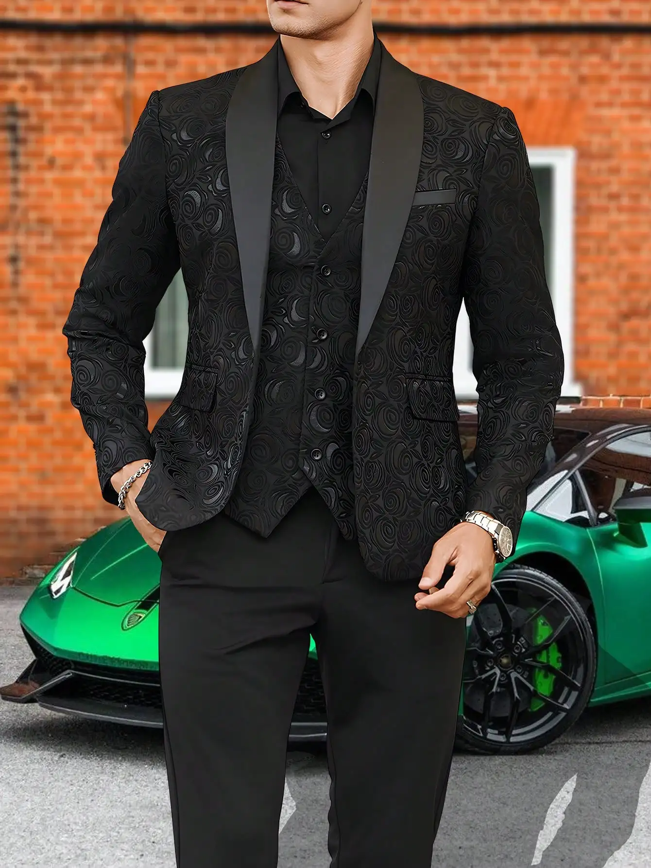 

Мужской черный смокинг с текстурным узором, шалевым воротником и жилетом