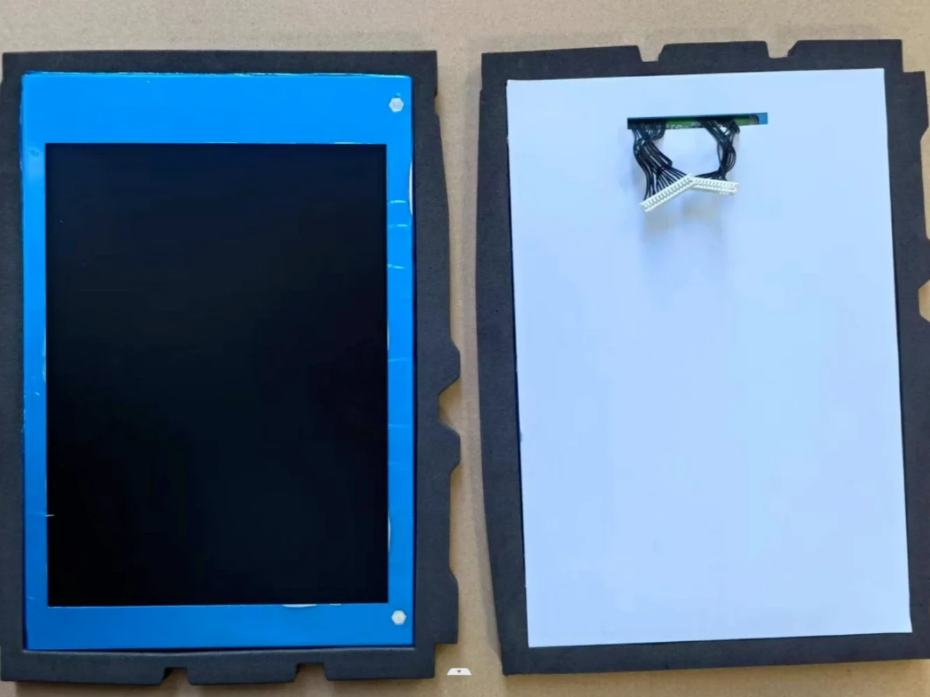 LM8V302R 7.7 "640 × 480 LCD panel display screen