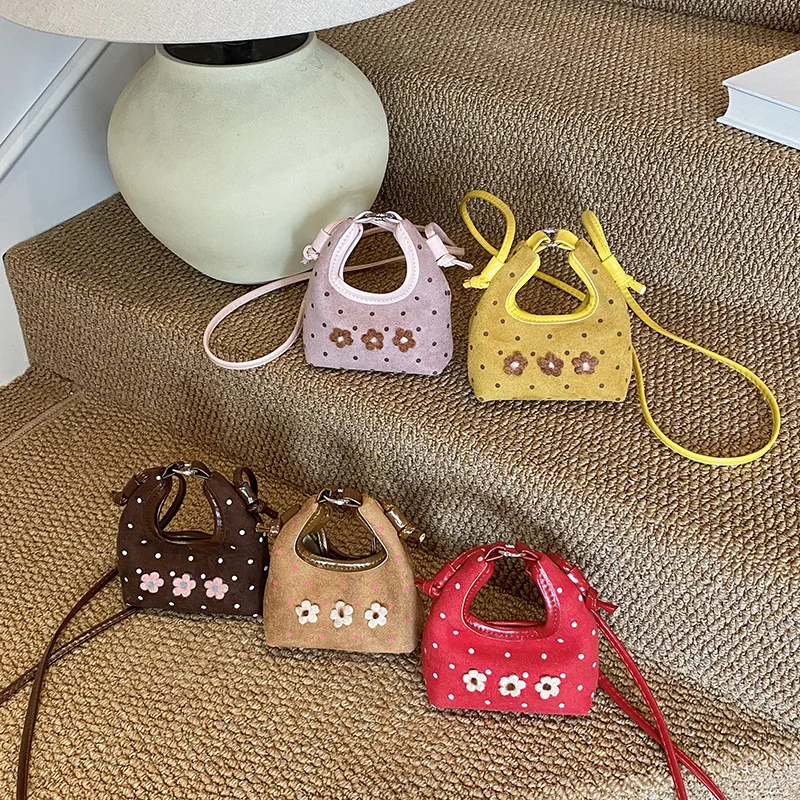 Sweet and Lovely Little Flower Girl Handbag Stylish Wave Point Mini Baby Crossbody Bag Autumn and Winter Children's Small Bag