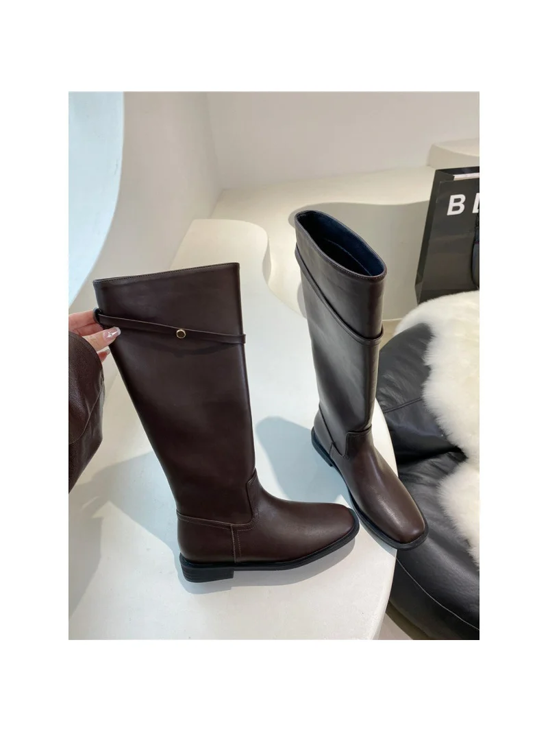 

2025 г. Сапоги до колена с золотой пряжкой, круглый носок, средний каблук, реальное изображение, женские модельные туфли ручной работы на подиуме, без шнуровки