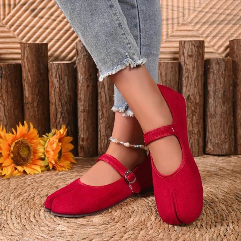 2026 Japanese Style Tabi Ninja Shoes Women Retro Suede Flats Split Hoof Toe Boat Shoes Femme Ballerina Shoe