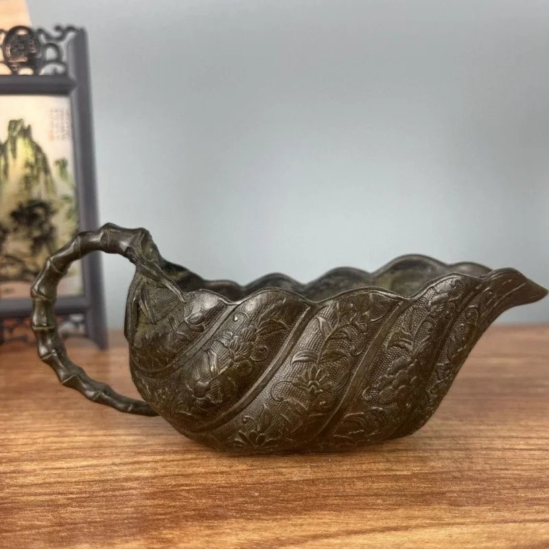 

Коллекционное ремесло в античном стиле с гравировкой в стиле ретро, орнамент в виде бокала для вина, лист