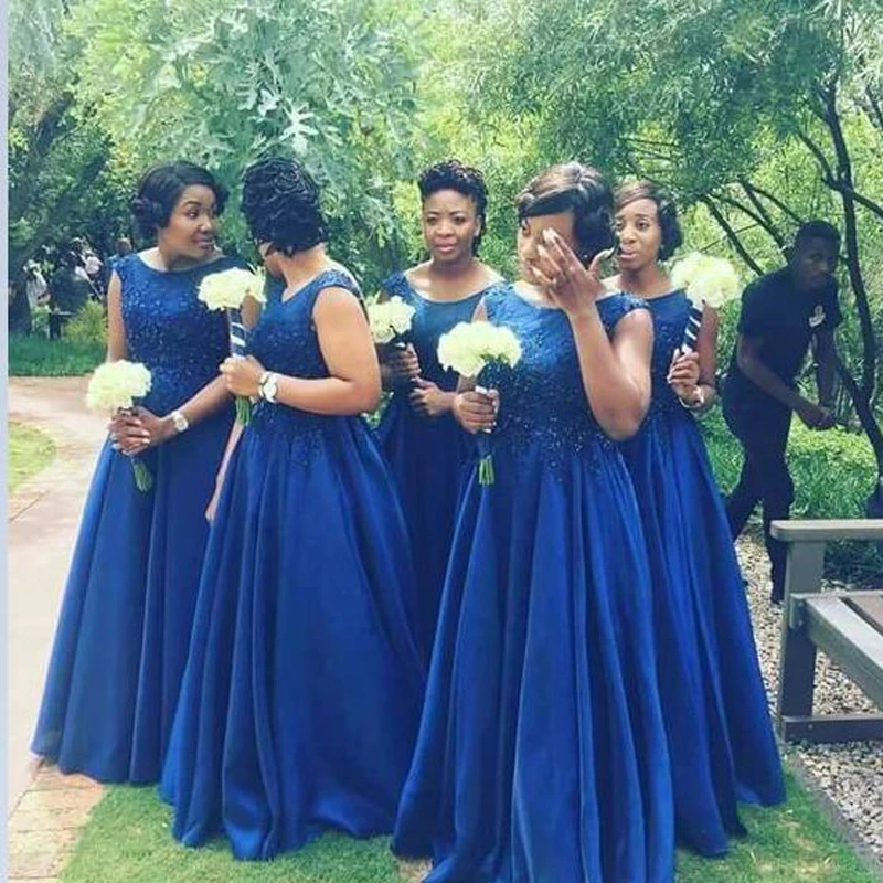 

Plus Size Wedding Guest Dress A Line Blue Lace Appliqued Scoop Neck Long Bridesmaid Dresses Cheap Women Party Gowns 2020 Vintage