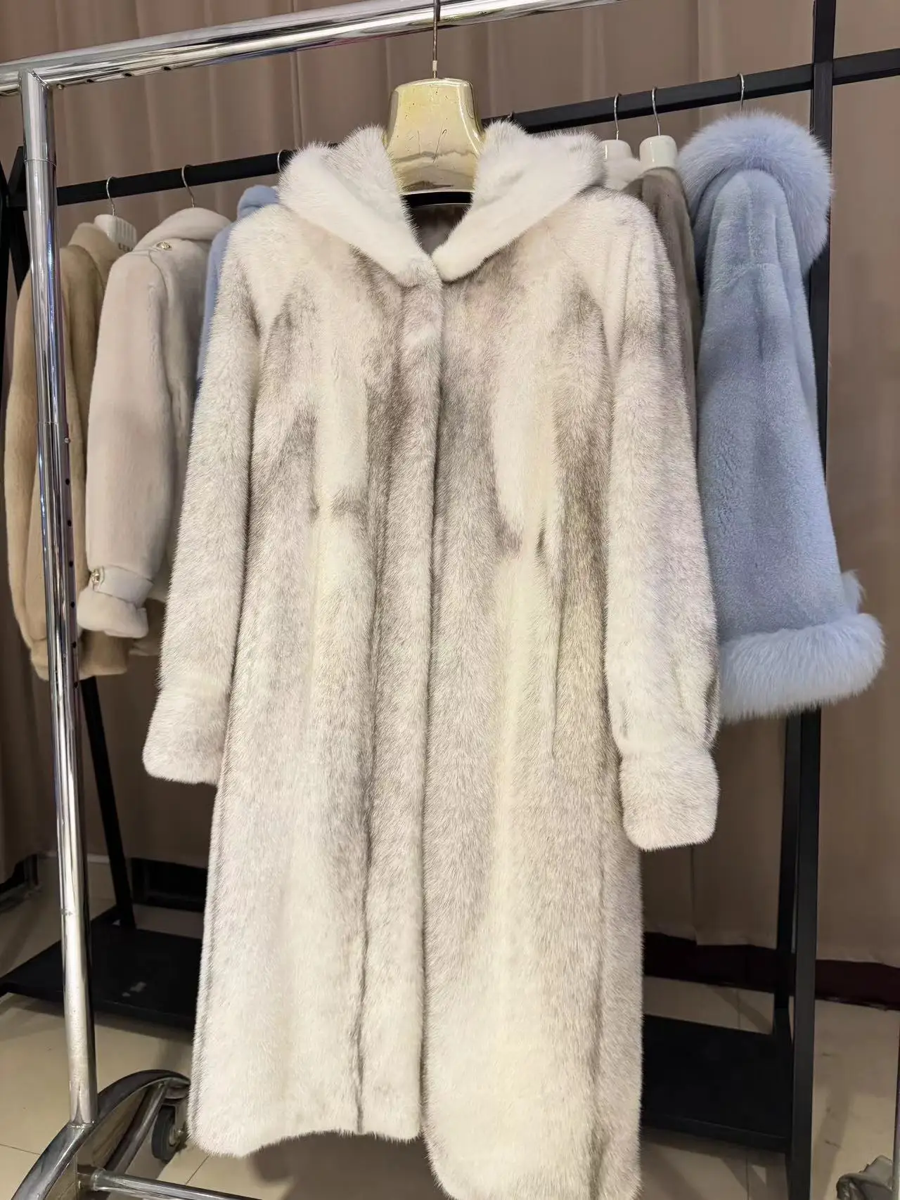 Cappotto di pelliccia di visone naturale reale di importazione di lusso lungo con cappuccio grande colore grigio chiaro argento blu croce donne