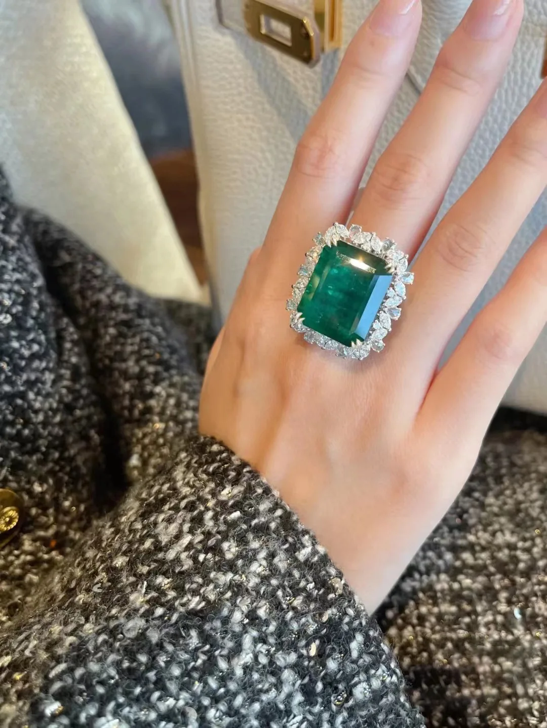 2023 New green square zircon Women\'s flash finger ring