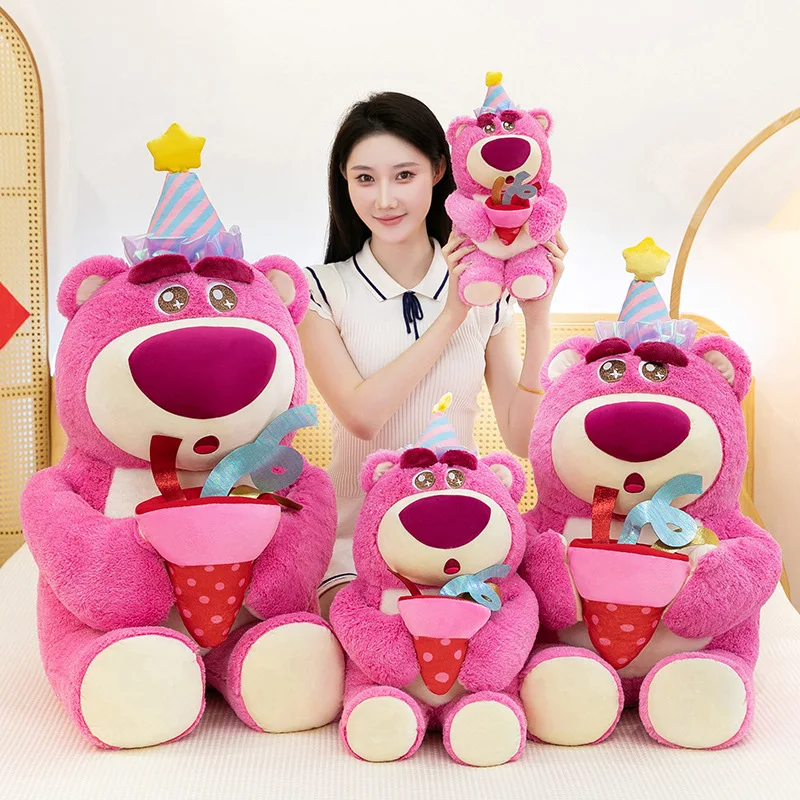 Disney Plüsch-Erdbeerbär-Puppe mit Geburtstagsmütze, süßes Stofftier für Kinder, Geburtstag, Weihnachtsgeschenk, perfektes Spielzeug für Kinder und