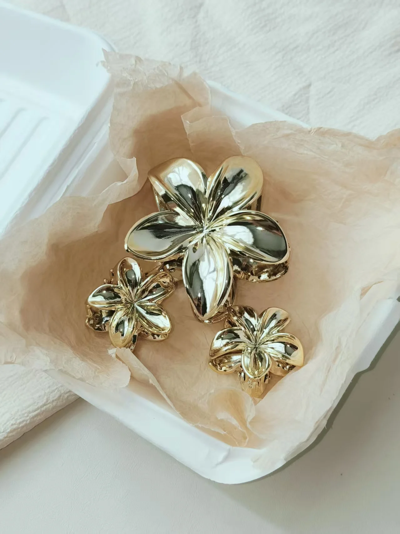 3 قطع من مخالب الشعر على شكل زهرة ذهبية أنيقة بأحجام مختلفة للنساء والفتيات وإكسسوارات الشعر اليومية والحفلات