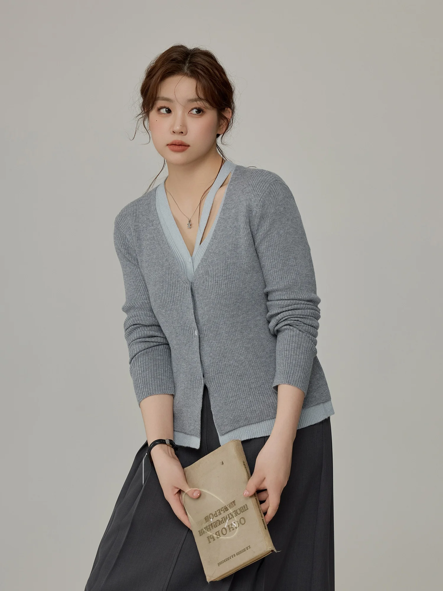 

Женская трикотажная кофта больших размеров, однотонная, с вырезами, V-образный вырез, приталенная, повседневная, из смесового полиэстера, осенняя...