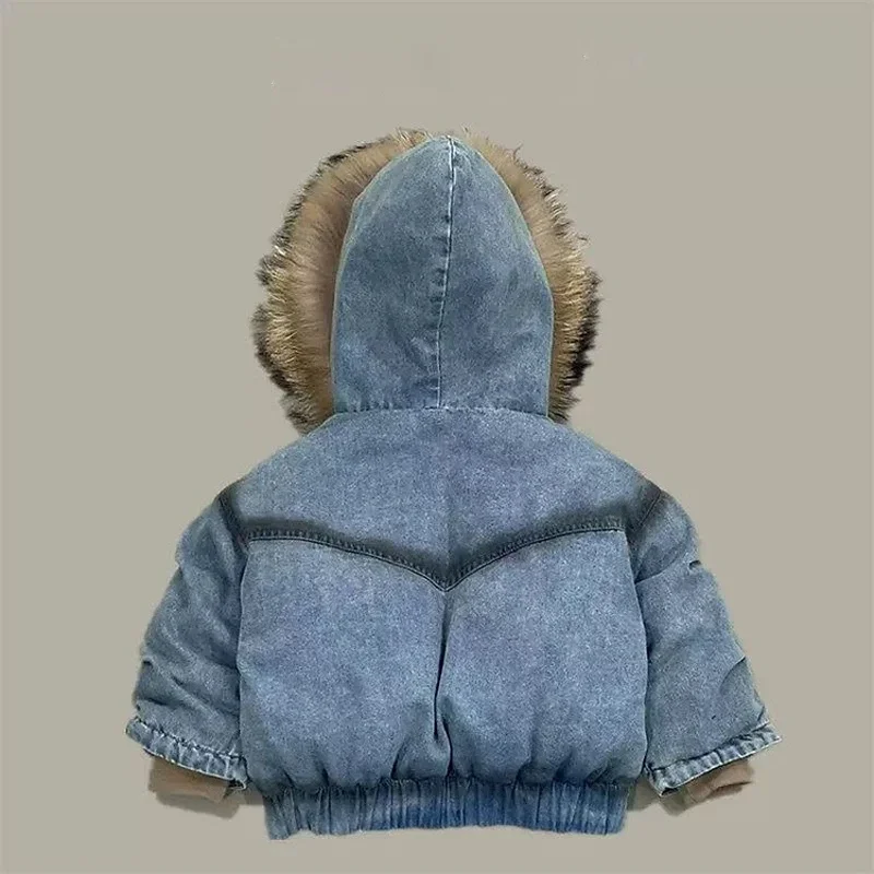 Jungen-Jeansjacken mit Kapuze und Fleece-Futter, lässige, mit Baumwolle gefütterte Kinderjacken mit Pelzkragen, warme, dicke Winterjacken für Kinder. – Detail 2